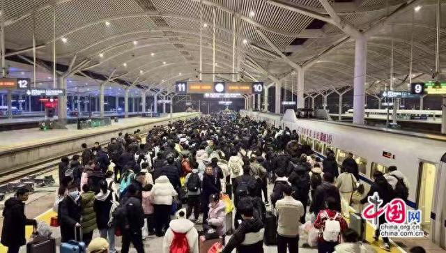 铁路返岗专列，载着务工人员的希望奔赴新程