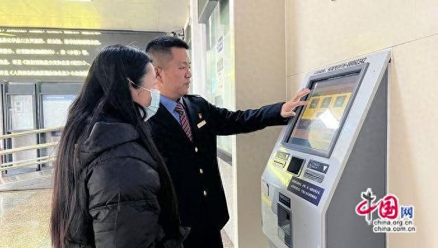 时评：春运返程潮正酣，铁路温情满归途