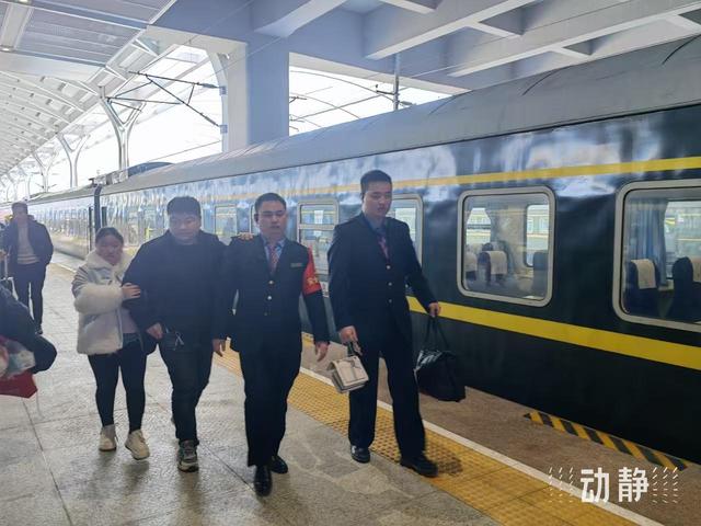 温暖旅途：铁路人的春运守护日志——记春运列车上那些不期而遇的温情