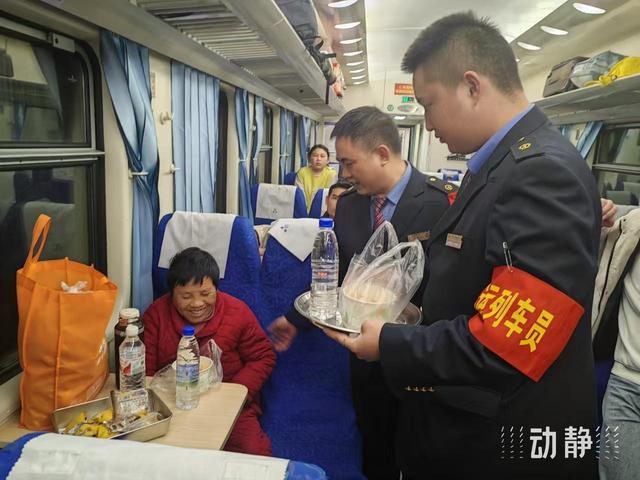 温暖旅途：铁路人的春运守护日志——记春运列车上那些不期而遇的温情