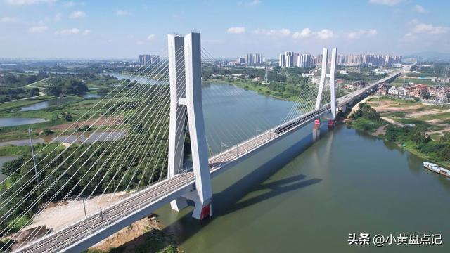 承重千吨列车的高铁桥梁，为什么要设计成空心的？原来大有玄机