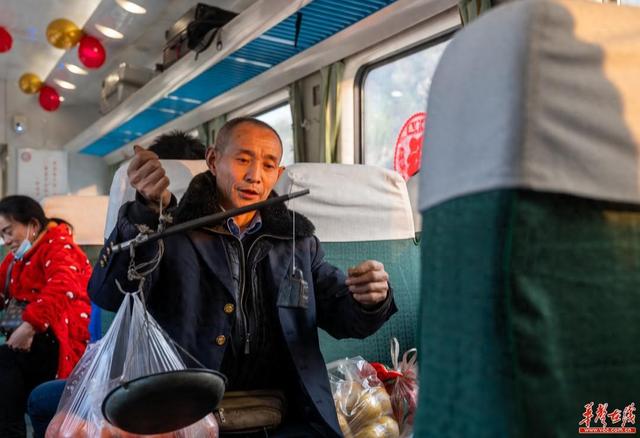 7266次慢火车：穿行青山绿水，载动乡村振兴新希望