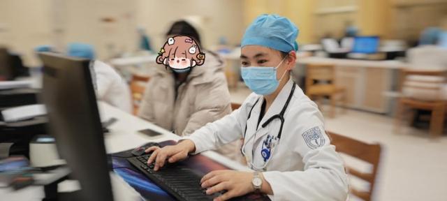 47岁女子火车上突然“发疯”！还对儿子发起猛烈攻击！近期高发！