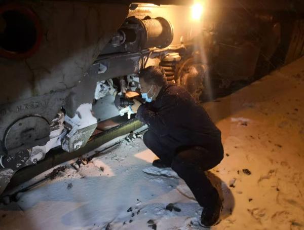 迎战极端天气“60后”与“90后”机车乘务员54个小时坚守岗位