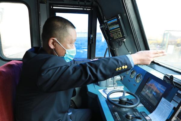 迎战极端天气“60后”与“90后”机车乘务员54个小时坚守岗位