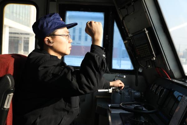 迎战极端天气“60后”与“90后”机车乘务员54个小时坚守岗位