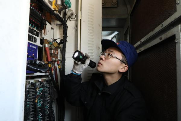 迎战极端天气“60后”与“90后”机车乘务员54个小时坚守岗位