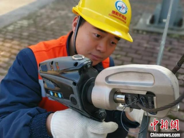 贵州：高铁接触网检修工使用“黑科技”在铁道线上“打靶”