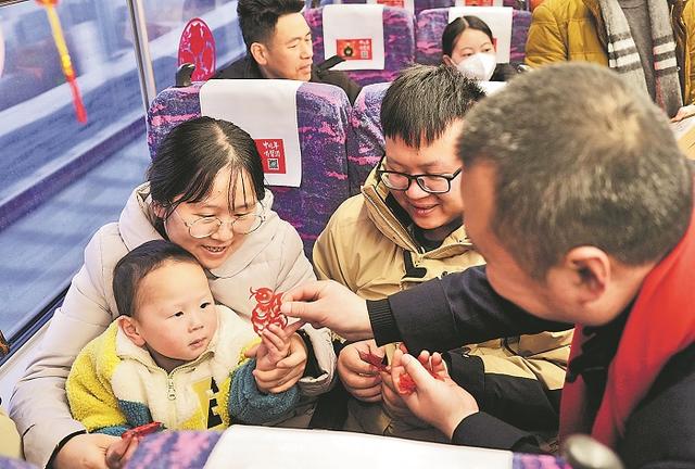 【文化中国行】飞驰列车上，“邂逅”多彩非遗