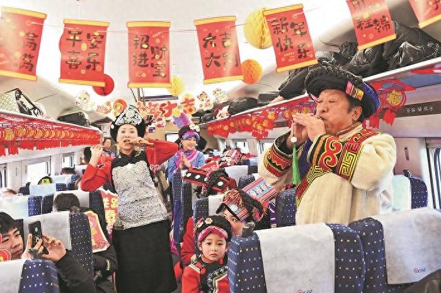 【文化中国行】飞驰列车上，“邂逅”多彩非遗