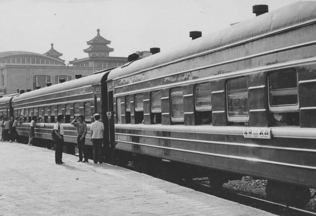 我的“红旗列车”故事｜从绿皮车到复兴号