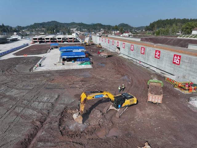 成达万高铁新建站房开工！记者探访施工一线：全线施工进程过半