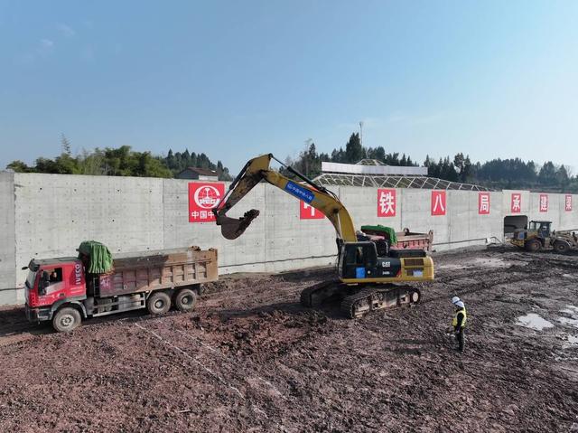 成达万高铁新建站房开工！记者探访施工一线：全线施工进程过半