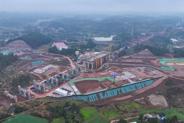 成达万高铁新建站房开工！记者探访施工一线：全线施工进程过半