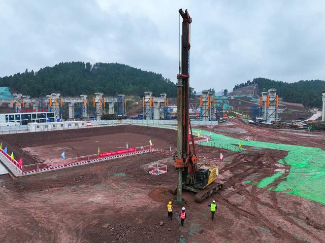 成达万高铁新建站房开工！记者探访施工一线：全线施工进程过半