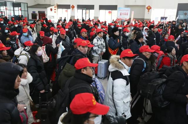 服务周到、专人引导……网友：这趟专列美得很！