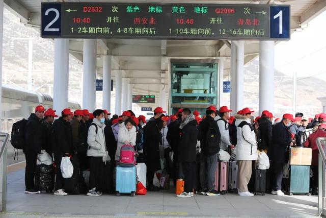 服务周到、专人引导……网友：这趟专列美得很！
