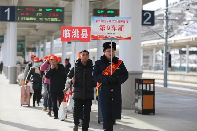 服务周到、专人引导……网友：这趟专列美得很！
