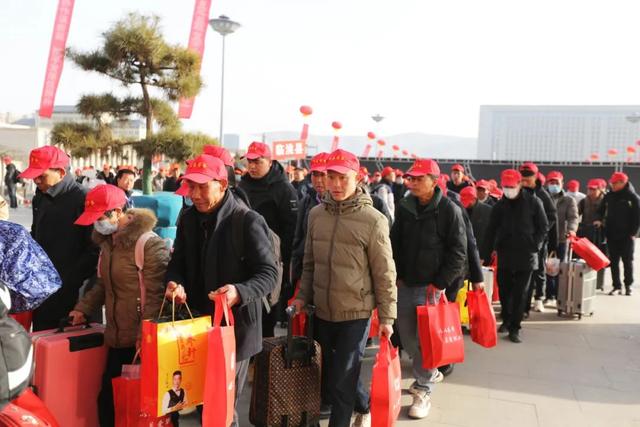 服务周到、专人引导……网友：这趟专列美得很！