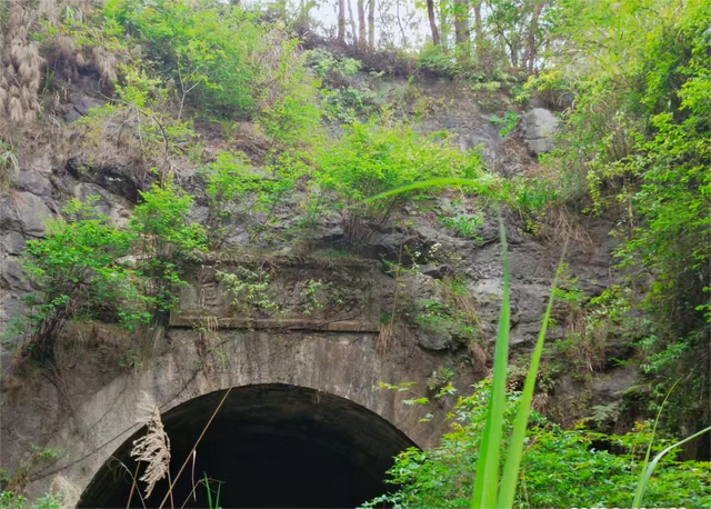 贵州大山里惊现“抗战铁路隧道”