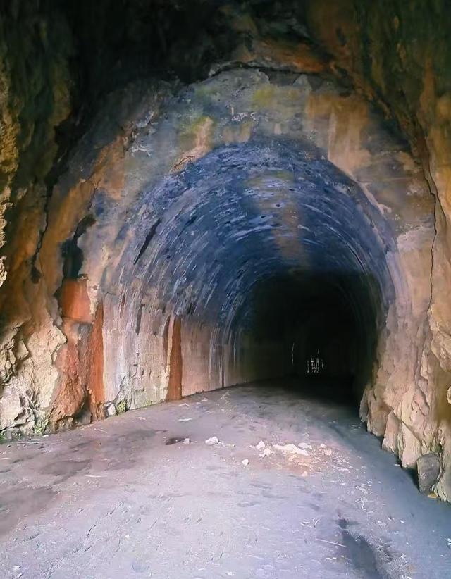 贵州大山里惊现“抗战铁路隧道”