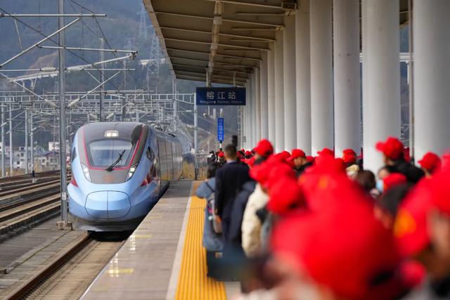 包了8个车厢！594名旅客坐上复兴号