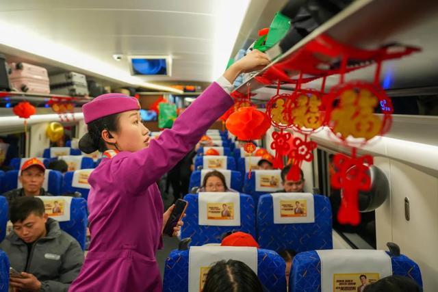 包了8个车厢！594名旅客坐上复兴号