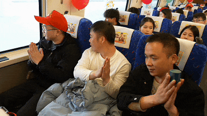包了8个车厢！594名旅客坐上复兴号