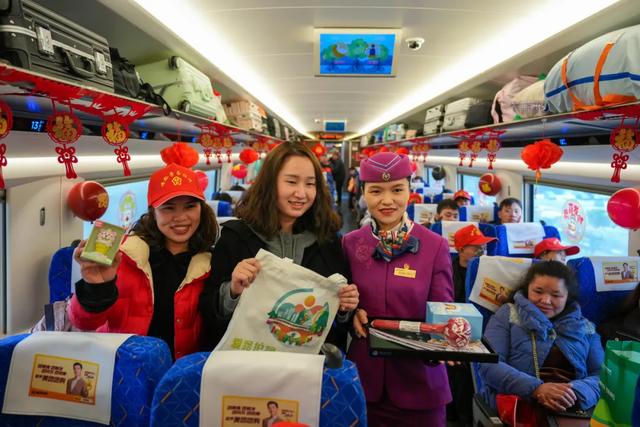 包了8个车厢！594名旅客坐上复兴号