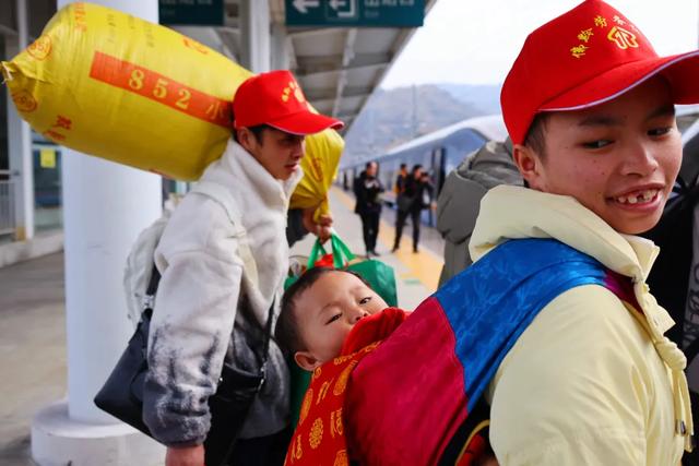 包了8个车厢！594名旅客坐上复兴号