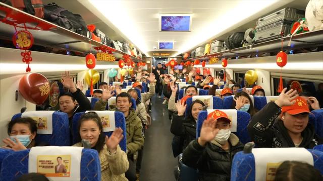 包了8个车厢！594名旅客坐上复兴号