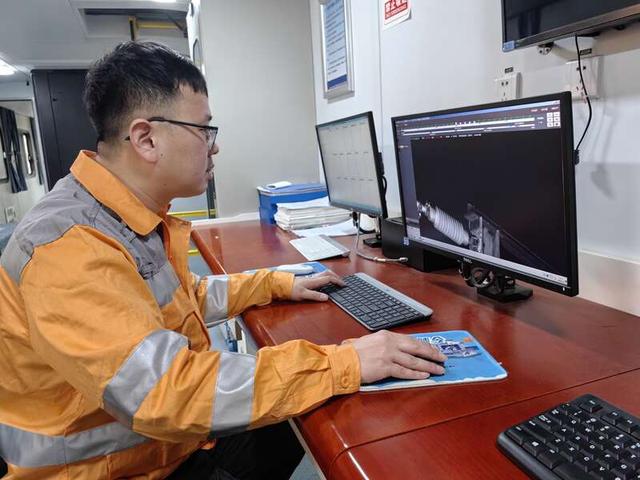 90后铁路数据检测员：每天要从3000张高清照片中寻找接触网隐患