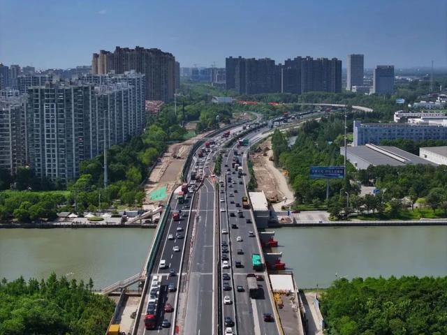 “蛇形走位”的火车你见过吗？上海这些交通工具、设施都“属蛇”