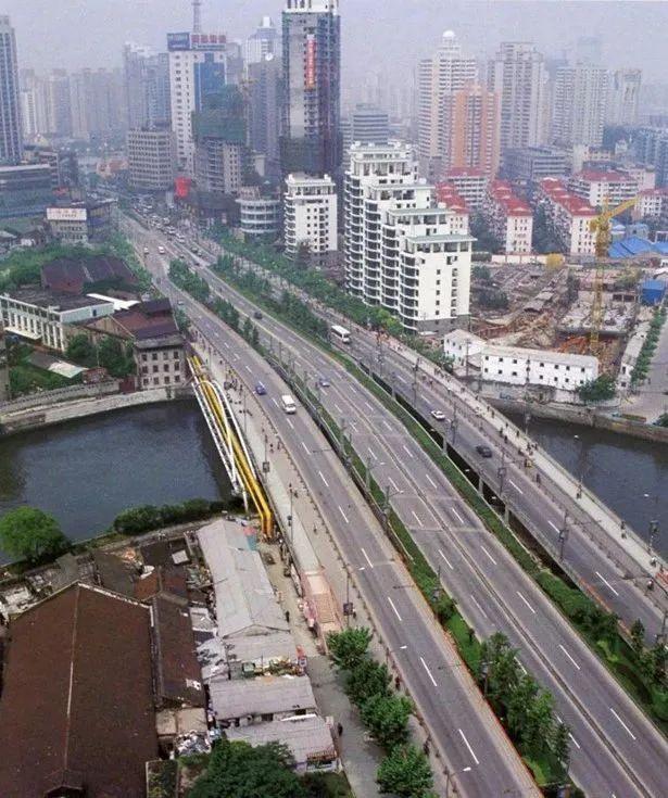 “蛇形走位”的火车你见过吗？上海这些交通工具、设施都“属蛇”