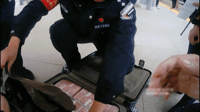 高铁上行李箱无人认领，乘警开箱：“嚯！70万……”