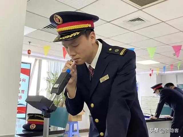 铁路机车司机最怕熬夜跑车，但又必须熬夜跑车，他们是在拿命换钱