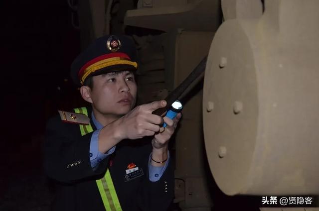 铁路机车司机最怕熬夜跑车，但又必须熬夜跑车，他们是在拿命换钱