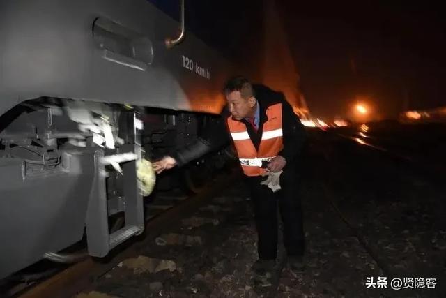 铁路机车司机最怕熬夜跑车，但又必须熬夜跑车，他们是在拿命换钱