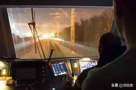 铁路机车司机最怕熬夜跑车，但又必须熬夜跑车，他们是在拿命换钱