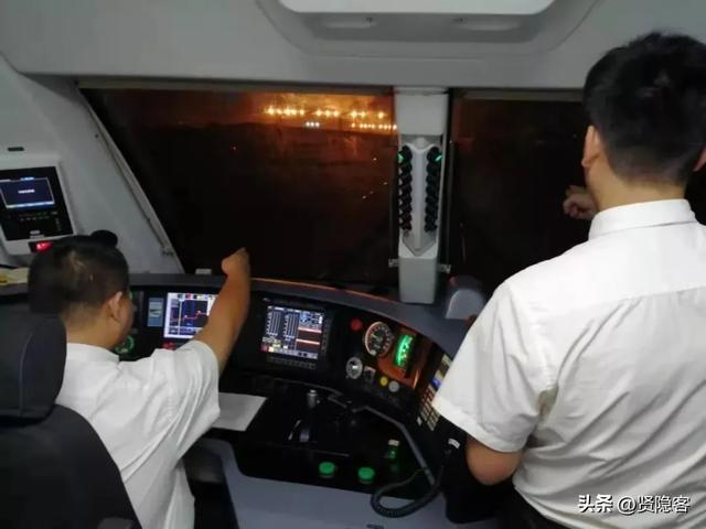 铁路机车司机最怕熬夜跑车，但又必须熬夜跑车，他们是在拿命换钱