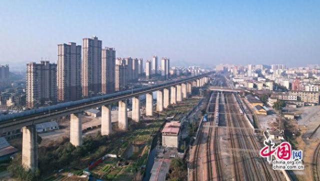 时评：以铁路风景，绘时代新篇