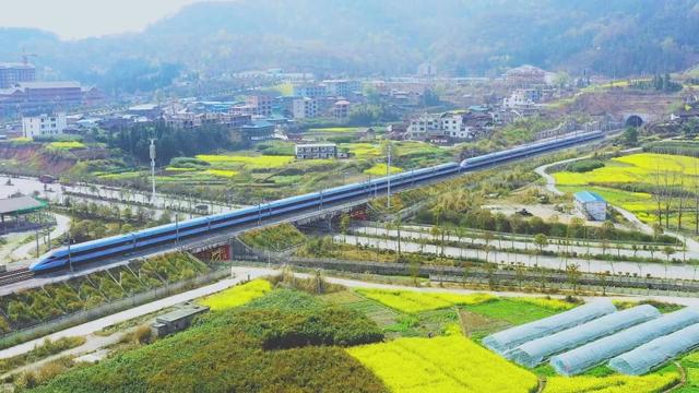 《哪吒2》爆火！坐高铁打卡陈塘关同款风景！