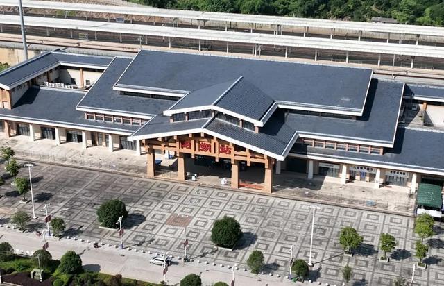 《哪吒2》爆火！坐高铁打卡陈塘关同款风景！