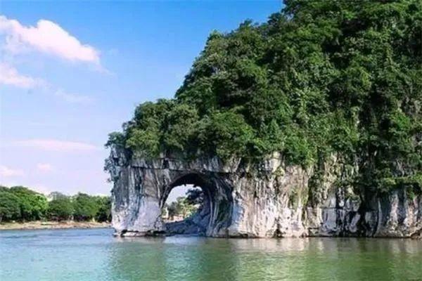 《哪吒2》爆火！坐高铁打卡陈塘关同款风景！