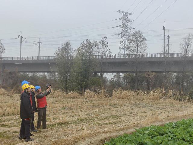 国网瑞安市供电公司：联合巡查 保障电网与铁路安全