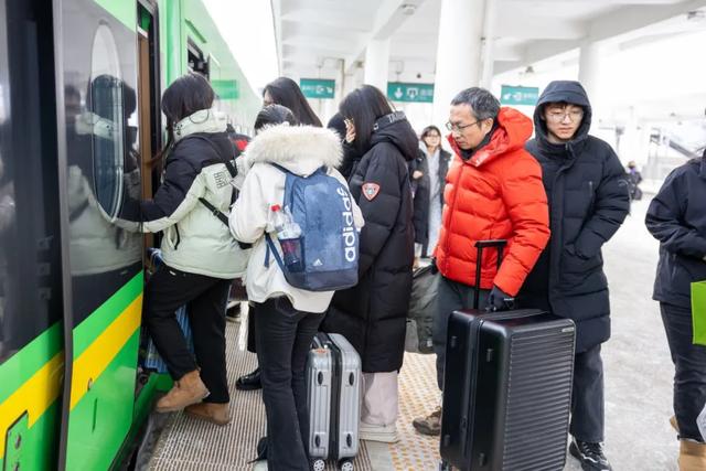 D521次、C1314次……网友：坐这些列车，能脱单不？