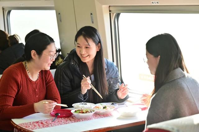 在高铁上能“吃席”？你没看错！