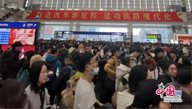 时评：铁路春运，温暖与力量的“交响曲”