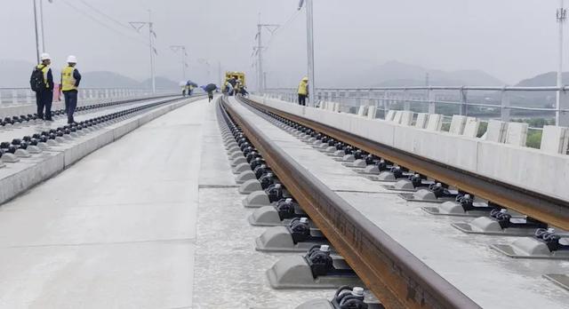 200多年前的火车，是怎么进化成高铁的？