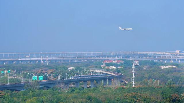 在机场坐高铁回家？网友：丝滑转场！